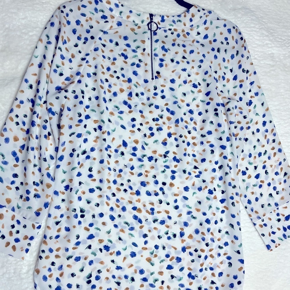 Serrín White and Blue Fitted Blouse with 3/4 Sleeves and Bib Collar - Picture 12 of 15